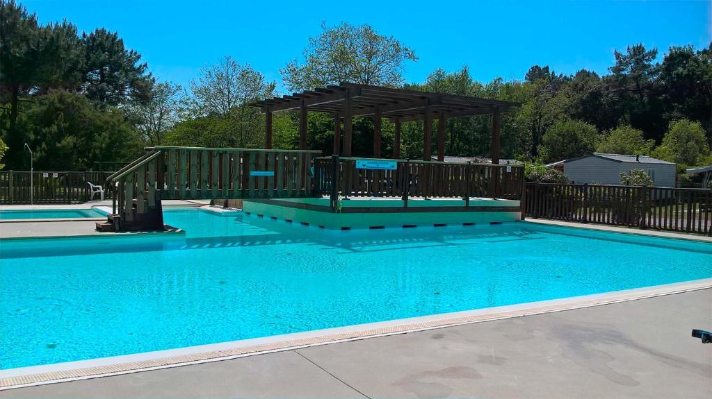 - une piscine avec un kiosque à côté dans l'établissement Mobilhome Labenne Océan, à Labenne