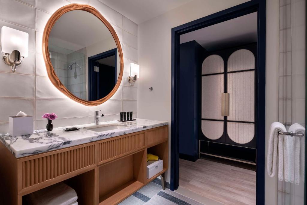 Hyatt Centric Downtown Nashville Image