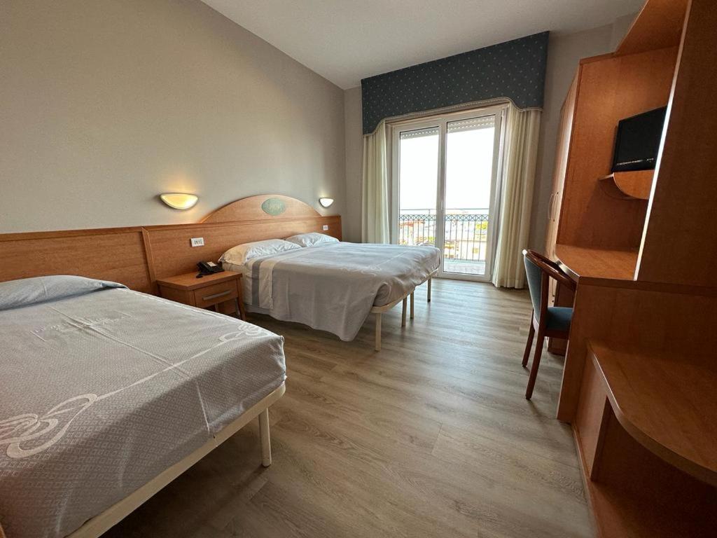 une chambre d'hôtel avec deux lits et une fenêtre dans l'établissement Hotel Costa Verde, à Pineto 86 autres photos