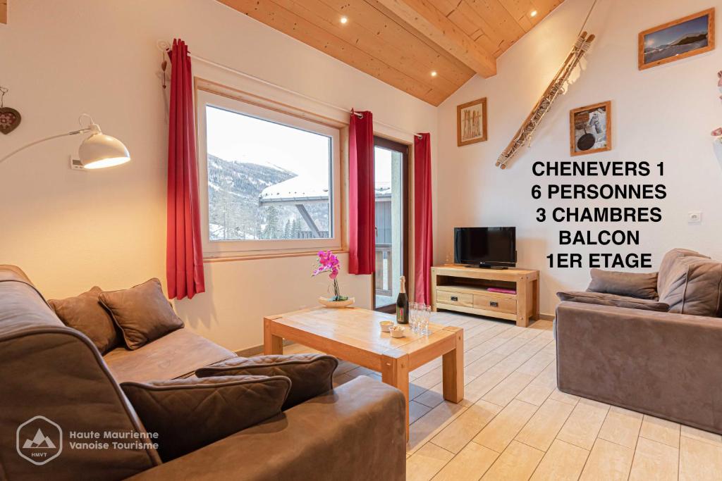 un salon avec un canapé et une table dans l'établissement LES CHENEVERS, à Lanslevillard