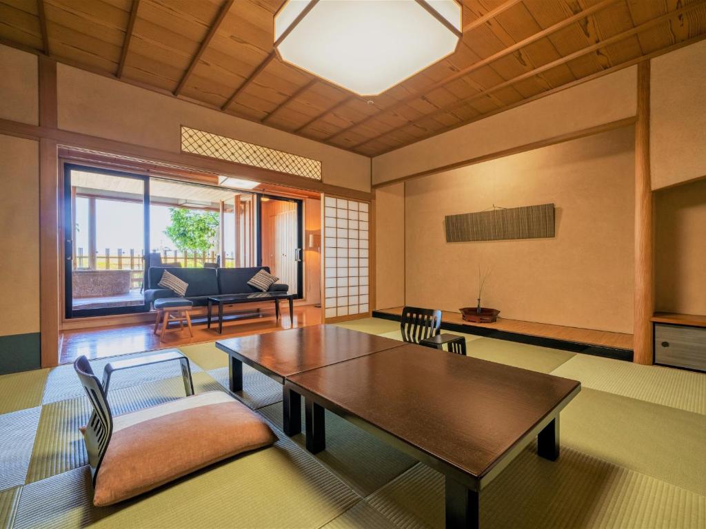 un salon avec une table et des chaises dans l'établissement Awara Onsen Matuya Sen Sen, à Awara 37 autres photos