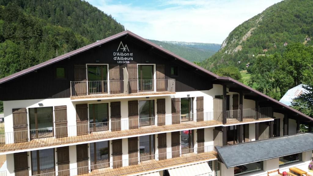 un hôtel avec une montagne en arrière-plan dans l'établissement Les Gîtes d'Aillon et d'Ailleurs, à Aillon-le-Jeune