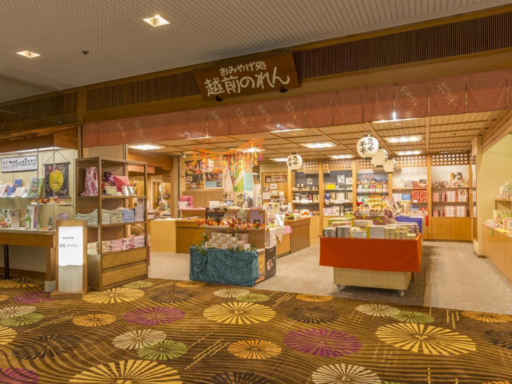 un magasin avec beaucoup de produits exposés dans l'établissement Awara Onsen Matuya Sen Sen, à Awara