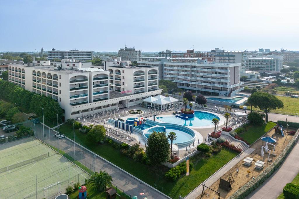 une vue aérienne sur une ville avec une piscine et des bâtiments dans l'établissement Aparthotel Imperial, à Bibione