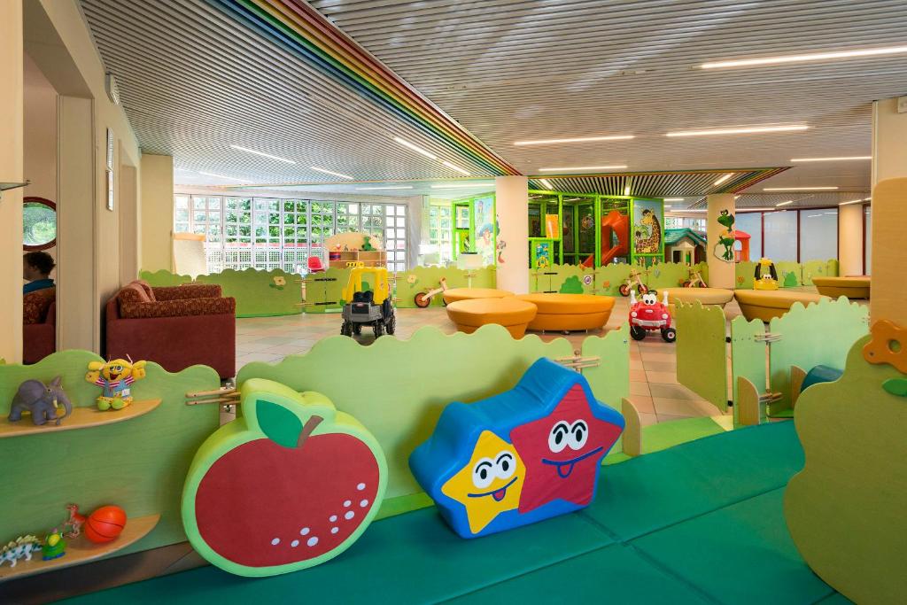 - une aire de jeux pour enfants avec des équipements de jeux dans la chambre dans l'établissement Aparthotel Imperial, à Bibione