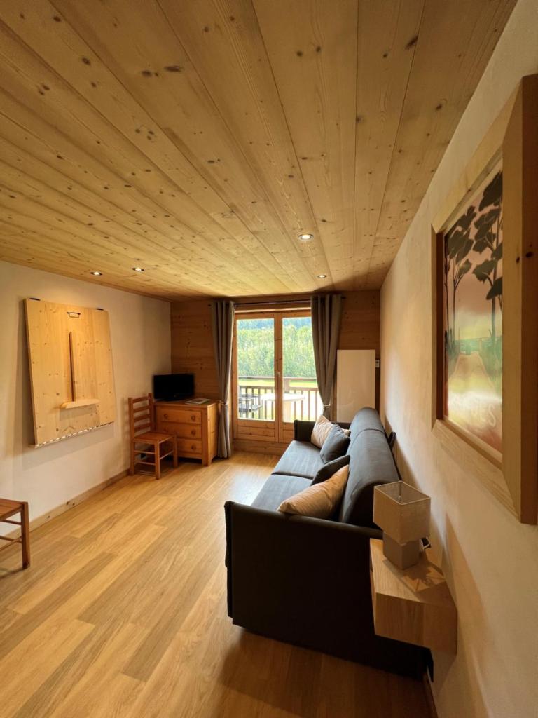 un salon avec un canapé et une table dans l'établissement Studio face aux pistes, à Praz-sur-Arly