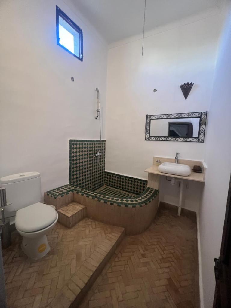 une salle de bain avec toilettes et lavabo dans l'établissement Riad Ago, à Marrakech