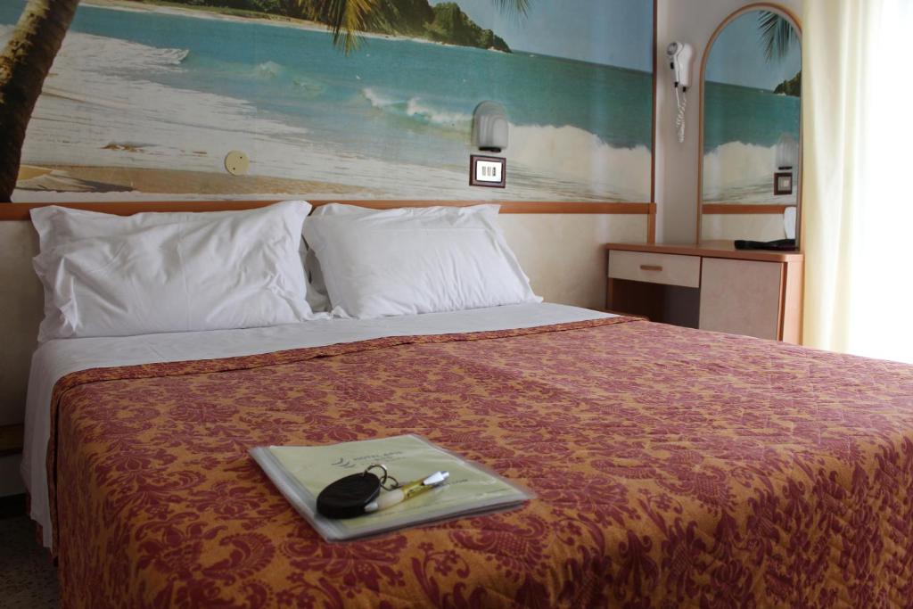 une chambre d'hôtel avec un lit et un plateau avec une souris dans l'établissement Hotel Apis, à Rimini 71 autres photos