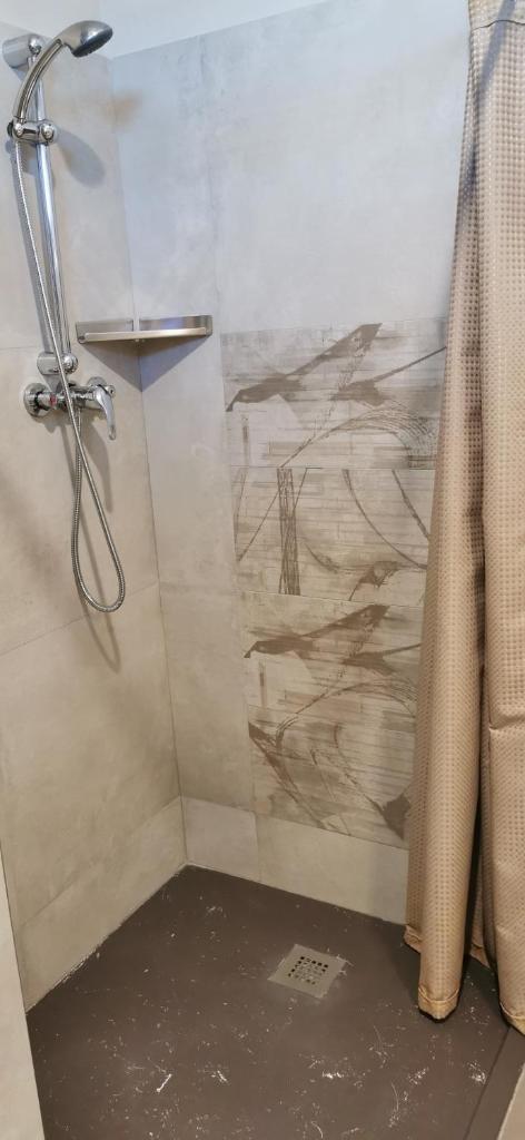 La salle de bains est pourvue d'une douche et d'une peinture murale. dans l'établissement Hotel Sandra, à Rimini 57 autres photos