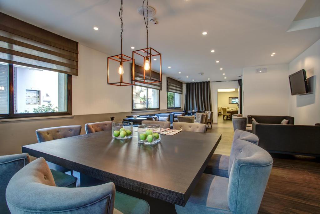 une salle à manger avec une table et des chaises dans l'établissement Hotel Cristallo, à Cattolica