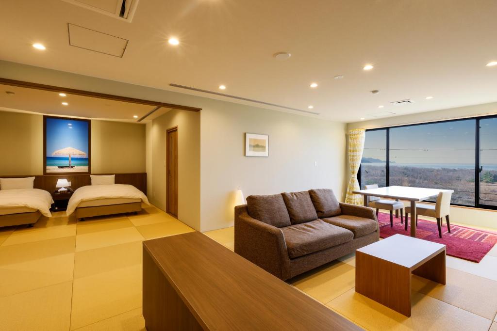 une chambre d'hôtel avec une chambre, un lit et un canapé dans l'établissement Kaikatei Hanagozen, à Kyōtango 150 autres photos