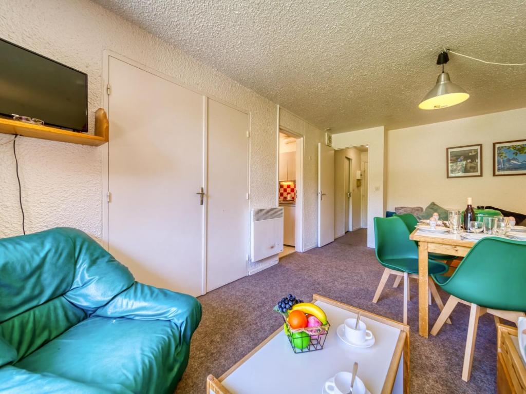 un salon avec un canapé et une table dans l'établissement Apartment Pegase Phenix-39 by Interhome, au Corbier