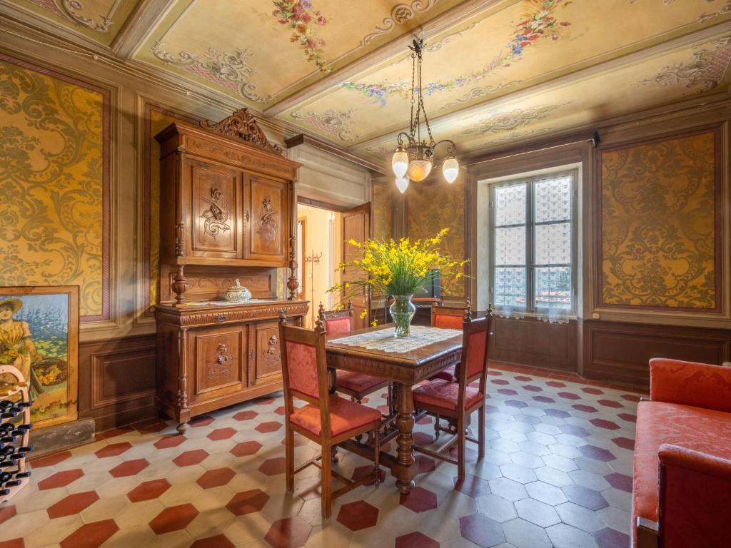 une salle à manger avec une table et des chaises dans l'établissement Villa Savio by Interhome, à La Morra