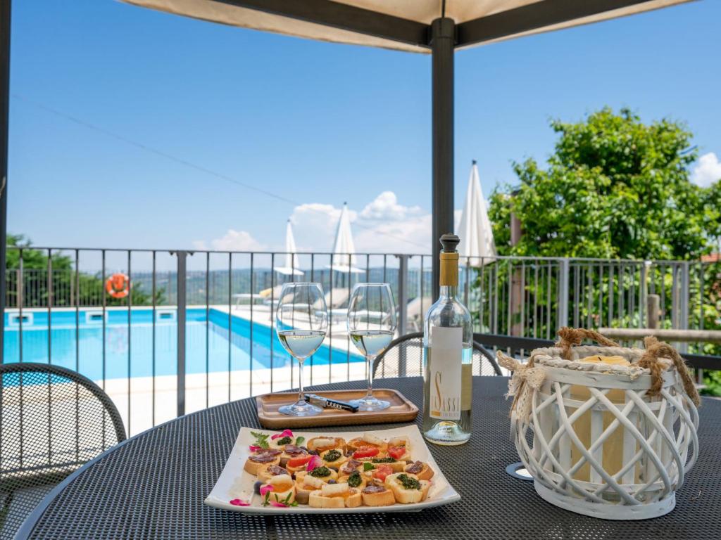 - une table avec une assiette de nourriture et une bouteille de vin dans l'établissement Villa Savio by Interhome, à La Morra