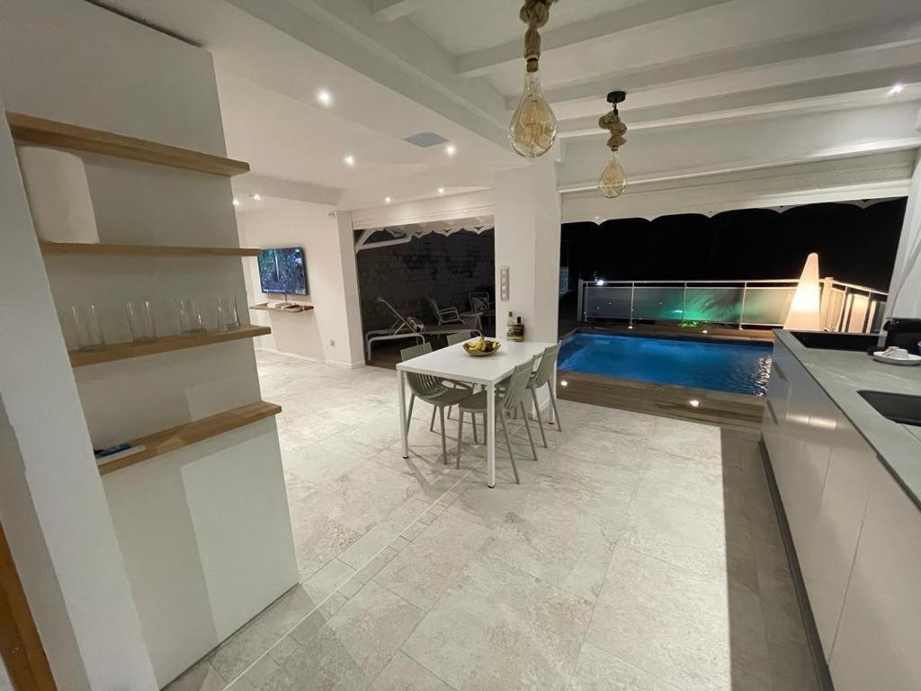 Les Appart villa Sunbay Caraibes avec piscine privative vue mer et montagne 6
