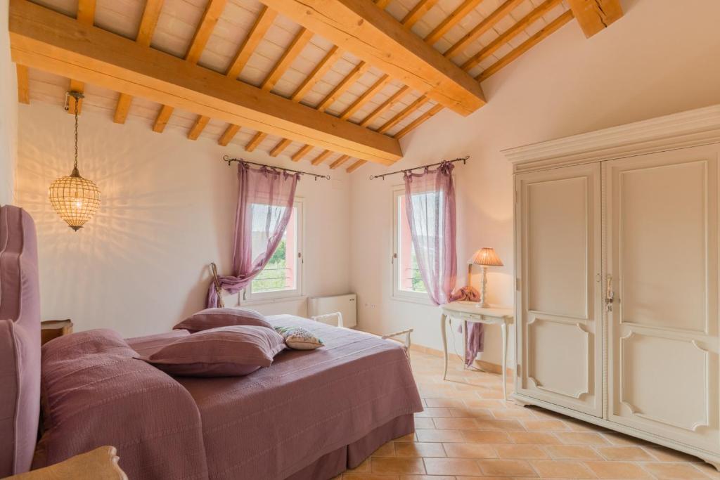 une chambre avec un lit dans une pièce dans l'établissement Villa del Cucco, à Fossombrone
