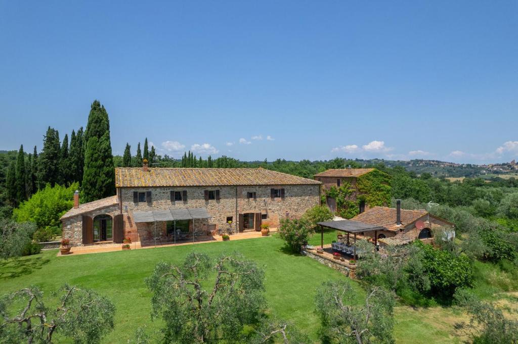 une vue aérienne d'une maison avec une cour dans l'établissement Podere Le Pozze, à Sinalunga