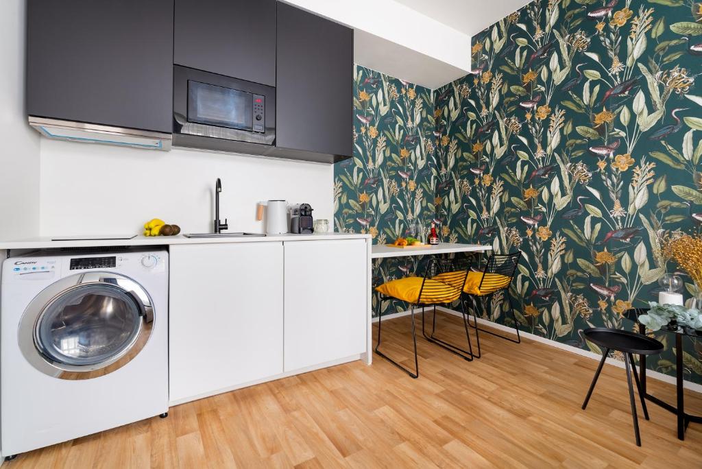 Enjoy Downtown Boutique Apartments #13 by goodnite cz 6