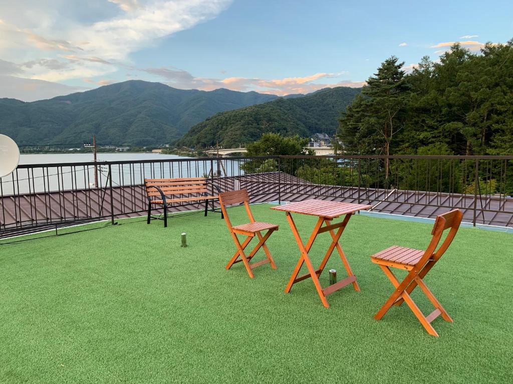 une table, deux chaises, une table et des chaises sur gazon dans l'établissement Akaishi Ryokan, à Fujikawaguchiko 34 autres photos