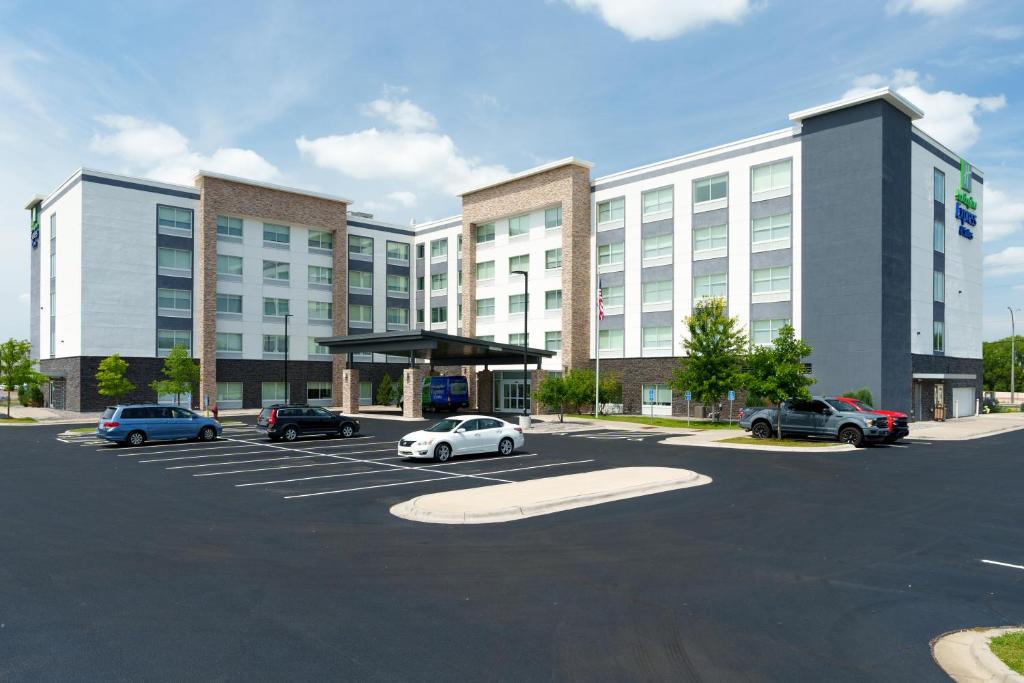 Holiday Inn Express & Suites - Mall of America - MSP Airport, an IHG Hotel Image