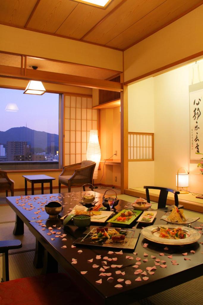 une pièce avec une table avec de la nourriture dessus dans l'établissement Jyoseikan, à Kōchi