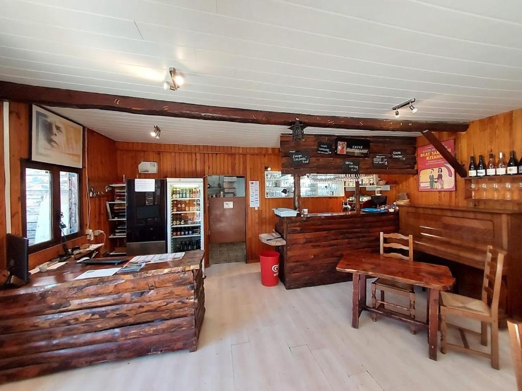 Cette chambre est dotée de murs en bois et d'un comptoir avec une table. dans l'établissement Camping Les Sirènes, à Castellane