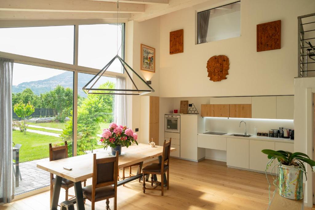 une cuisine et une salle à manger avec une table et des chaises dans l'établissement Caldonazzo Dog Sport & Wellness, à Caldonazzo 47 autres photos