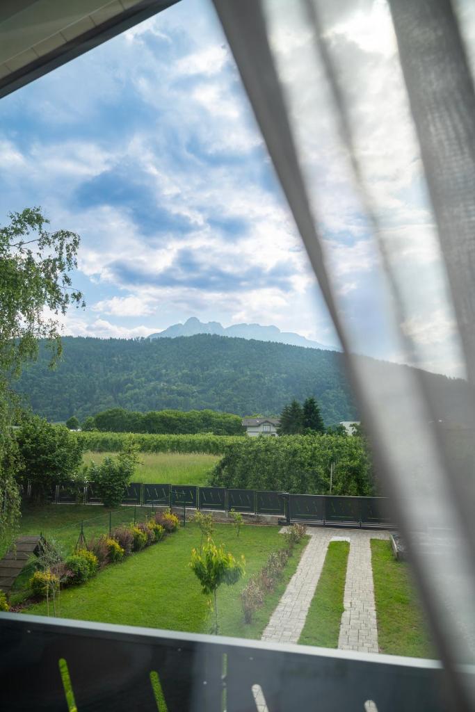 Elle offre une vue sur le jardin depuis sa fenêtre. dans l'établissement Caldonazzo Dog Sport & Wellness, à Caldonazzo