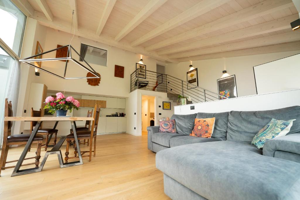 un salon avec un canapé et une table dans l'établissement Caldonazzo Dog Sport & Wellness, à Caldonazzo