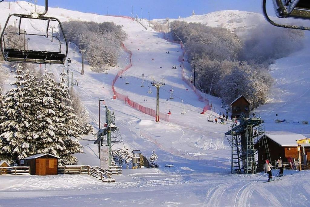 une remontée mécanique avec des personnes skier sur une piste enneigée dans l'établissement Proches des pistes F2 36m2 4-6 pers 2 étoiles, à Besse-et-Saint-Anastaise 7 autres photos