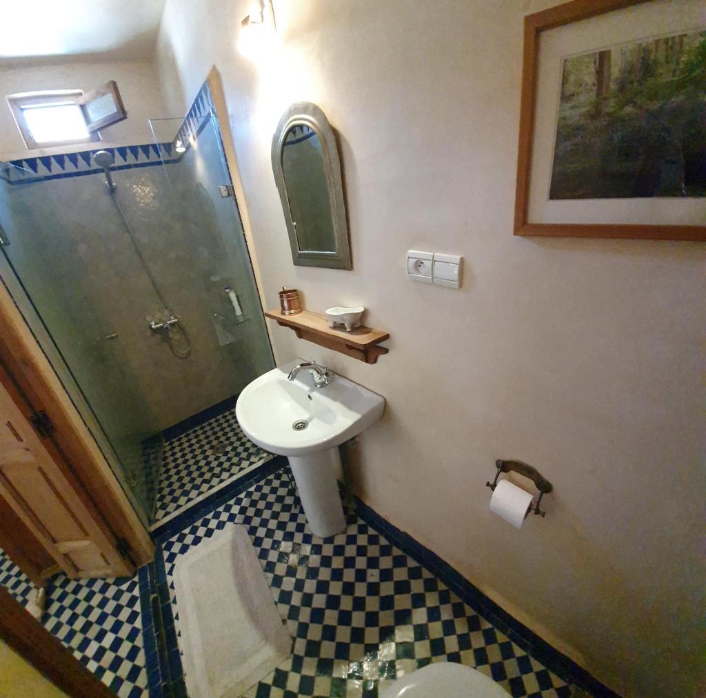une salle de bain avec un lavabo, une douche et des toilettes dans l'établissement Dar Houdou, à Fès