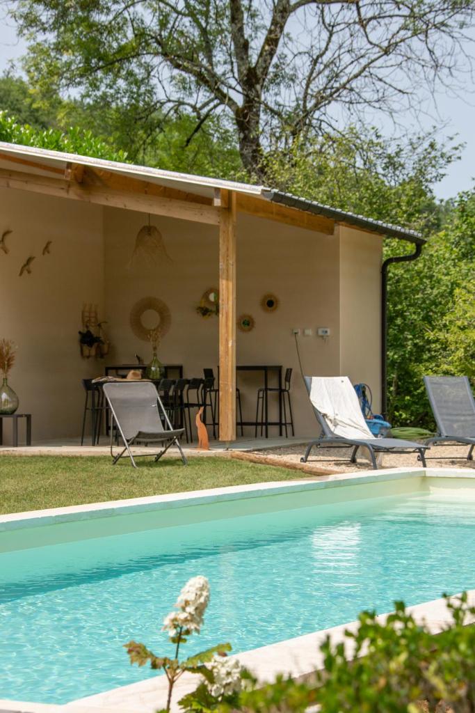 une maison avec une piscine dans la cour dans l'établissement Le Moulin de la Maison des Templiers, à Saint-Cernin-de-Larche
