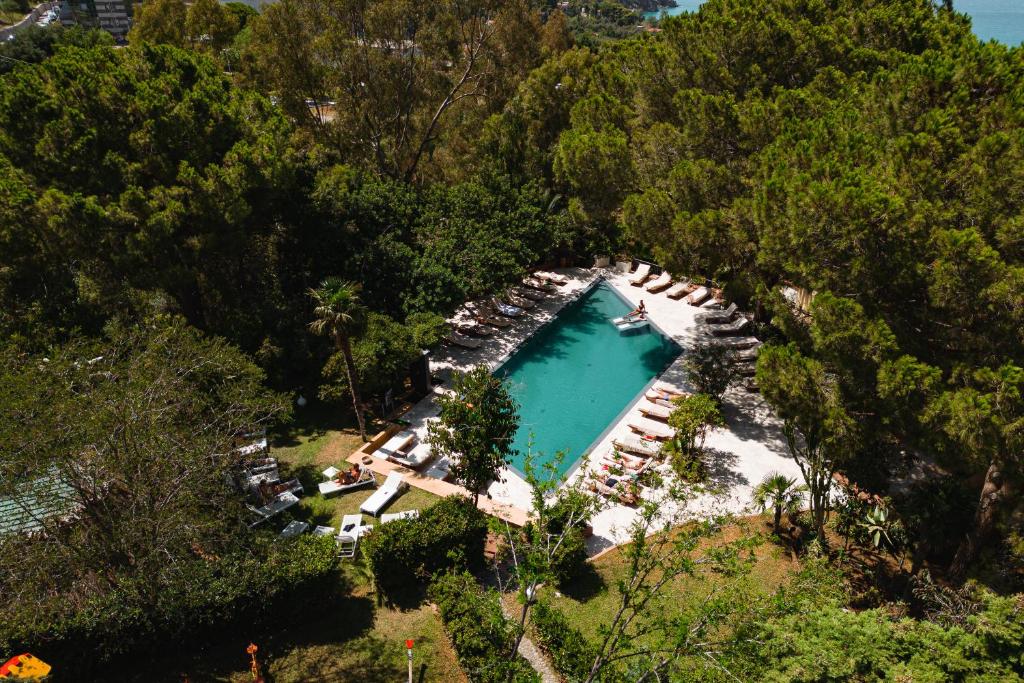 une vue aérienne d'une marina avec des bateaux dans l'eau dans l'établissement Alberi del Paradiso, à Cefalù