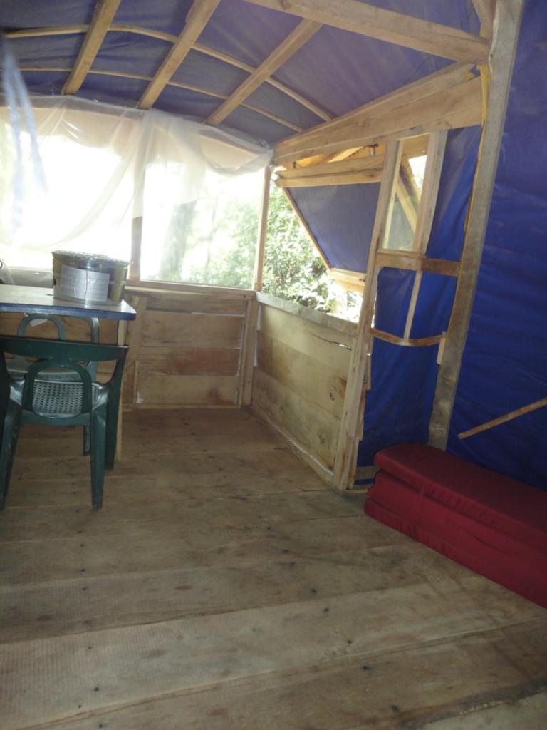 - une vue intérieure sur une tente avec une table dans l'établissement air naturel de camping moulin de malesse Tipi, à Saint-Privat