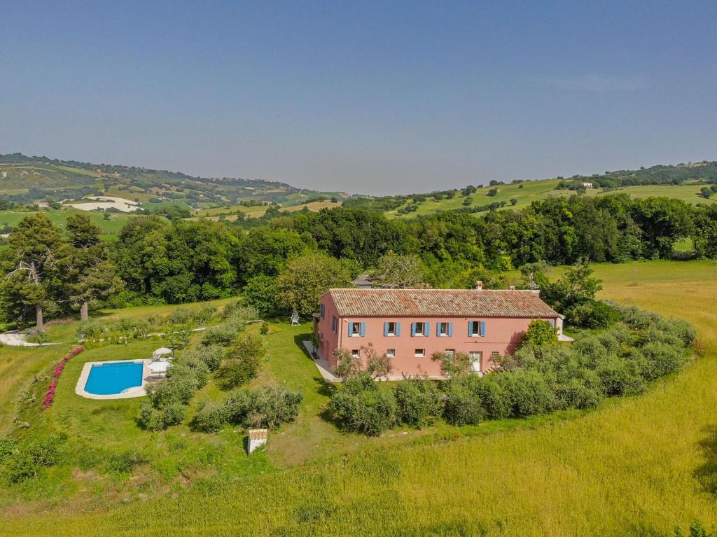 une vue aérienne d'une maison et d'une piscine dans l'établissement Villa del Cucco, à Fossombrone