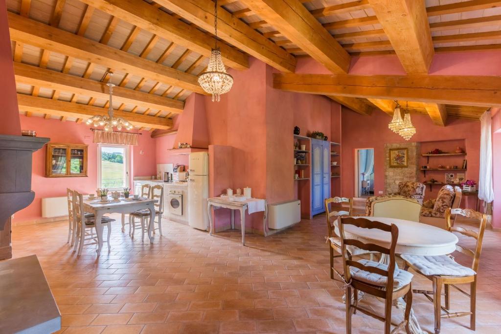 une cuisine et une salle à manger avec une table et des chaises dans l'établissement Villa del Cucco, à Fossombrone