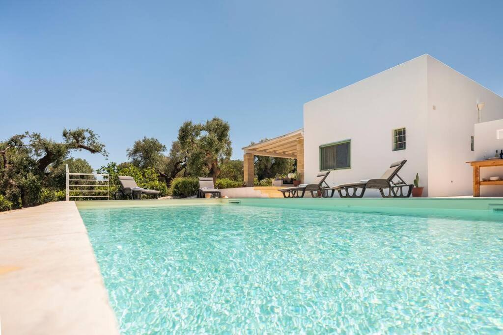 une villa avec piscine et une maison dans l'établissement The Peak House, à Carovigno