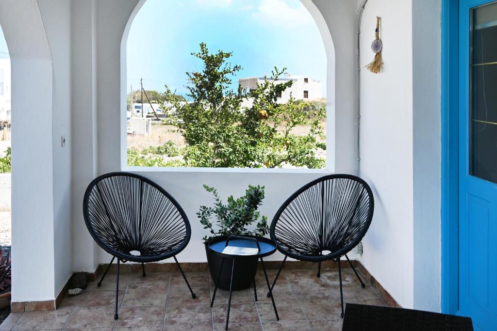 GTK Santorini Perivolos Beach House 4