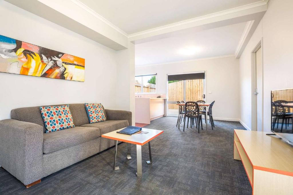 Nightcap at Ferntree Gully Hotel Motel Image