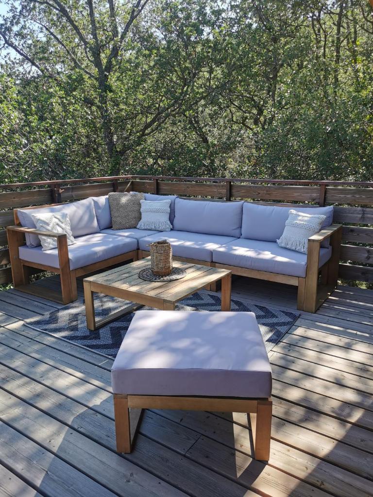 un canapé et une table basse sur une terrasse dans l'établissement Le lodge cocooning, à Ansignan 3 autres photos