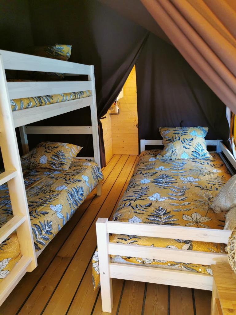 - une chambre avec 2 lits superposés dans une tente dans l'établissement Le lodge cocooning, à Ansignan