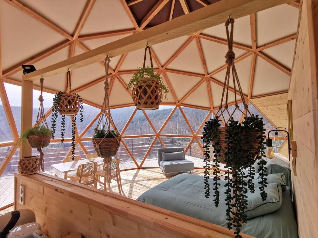 une chambre avec un lit dans une tente dans l'établissement Le dôme géodésique, à Ansignan