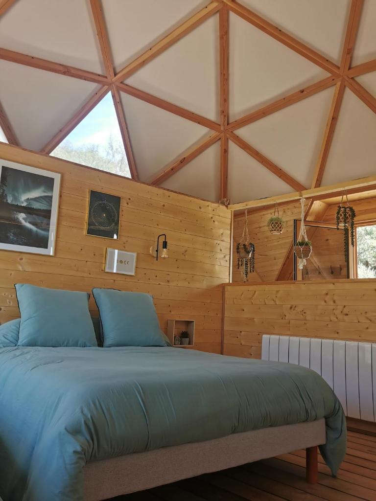 Ce lit se trouve dans un dortoir doté de murs en bois. dans l'établissement Le dôme géodésique, à Ansignan