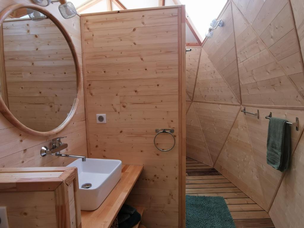une salle de bain avec un lavabo et un miroir dans l'établissement Le dôme géodésique, à Ansignan