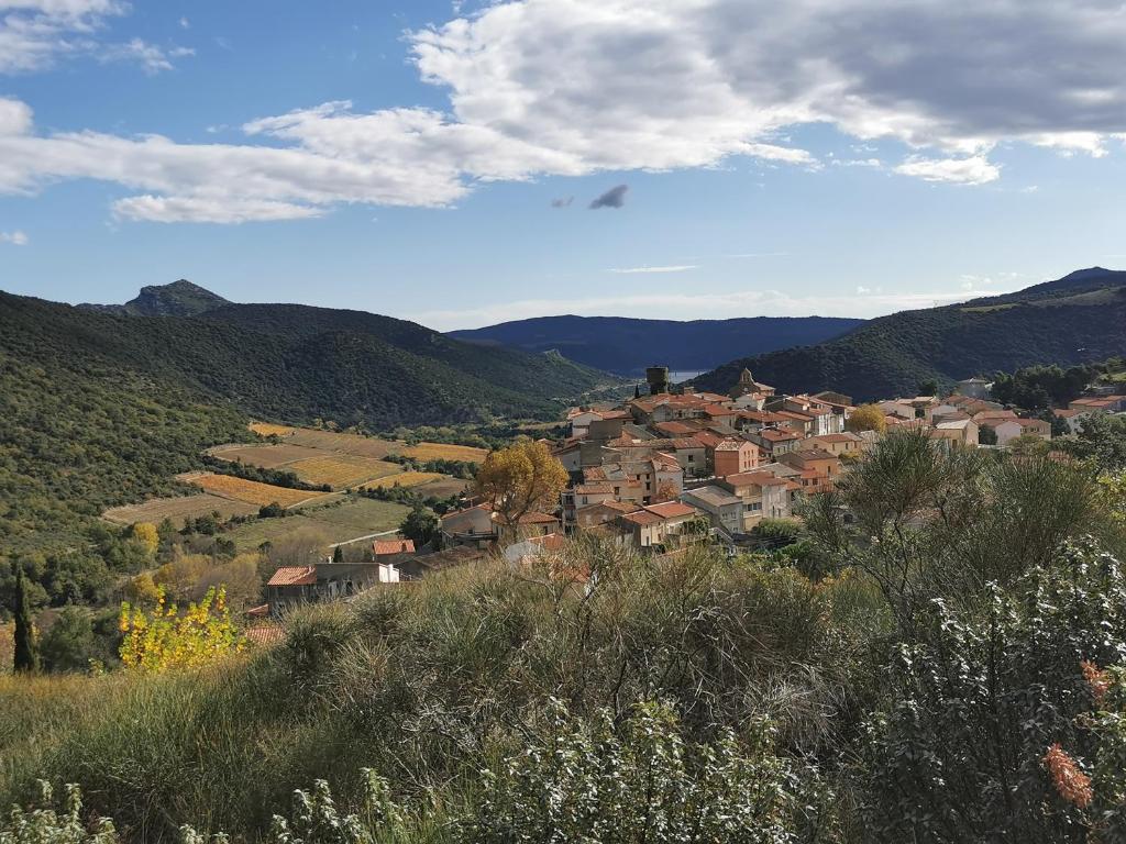 une petite ville dans une vallée avec des montagnes dans l'établissement Le dôme géodésique, à Ansignan