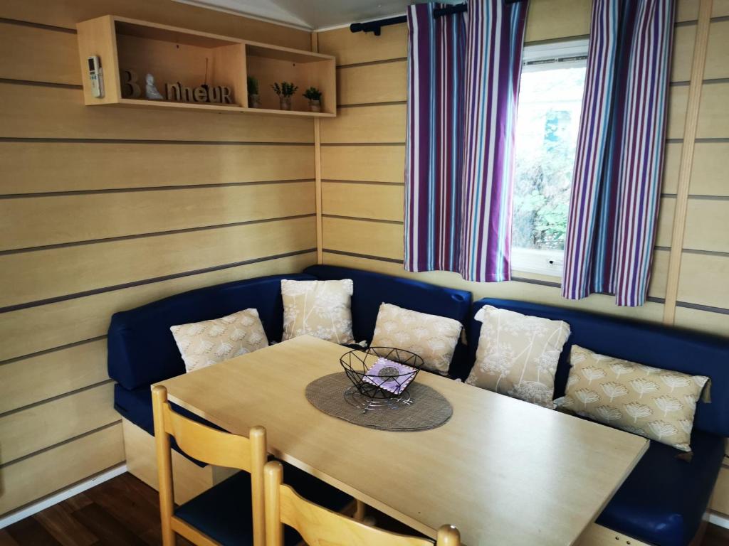 une salle à manger avec une table et un canapé dans l'établissement Vacances en Provence, à La Roque-dʼAnthéron