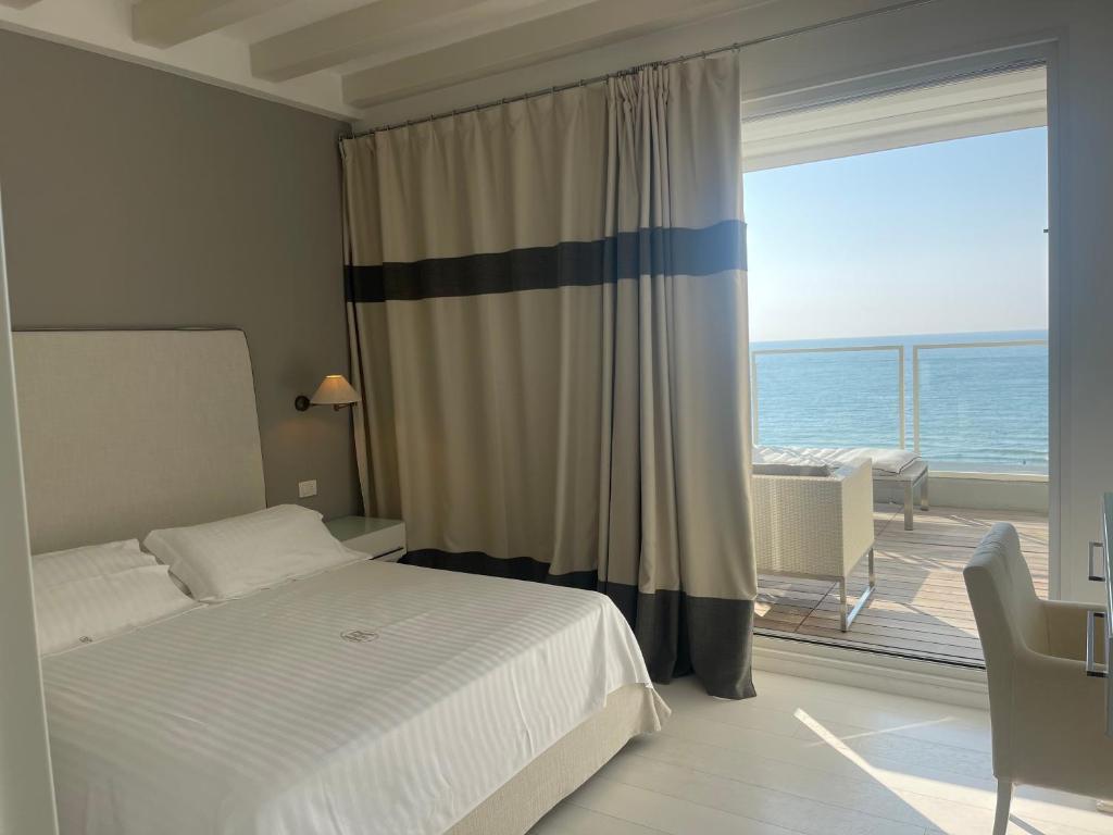 une chambre avec un lit et une vue sur l'océan dans l'établissement Hotel Ril, à Lido di Jesolo 218 autres photos