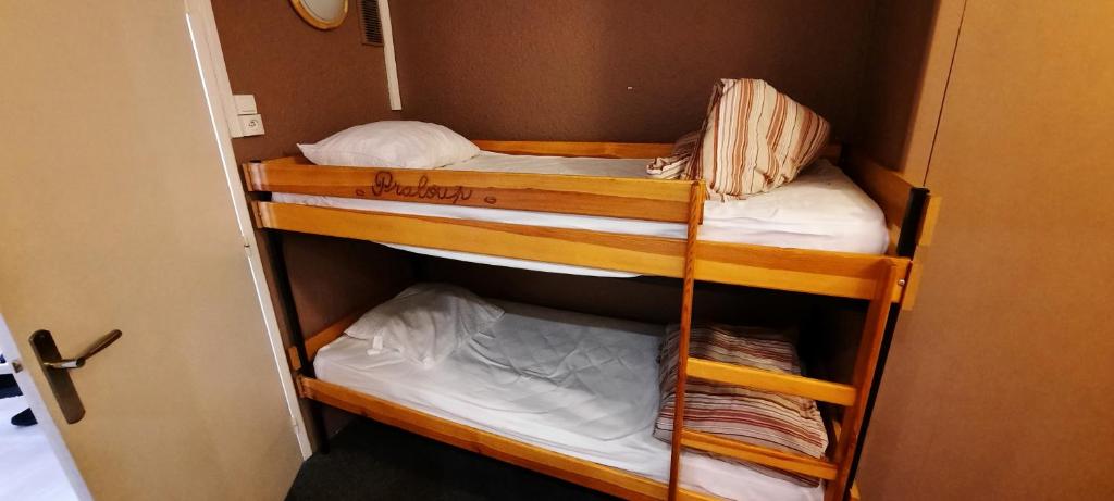 une petite pièce avec deux lits superposés dans l'établissement T2 Immeuble Chanteclerc 6 personnes 37m2 PRALOUP 1600, à Uvernet
