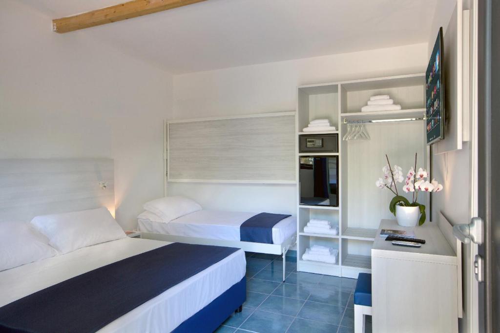 une chambre d'hôtel avec deux lits et une cuisine dans l'établissement Torre San Vito Beach Hotel 3s, à Gaète