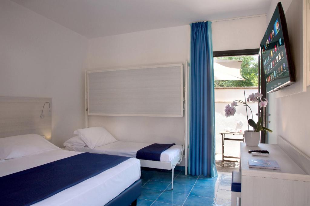 une chambre d'hôtel avec deux lits et une fenêtre dans l'établissement Torre San Vito Beach Hotel 3s, à Gaète